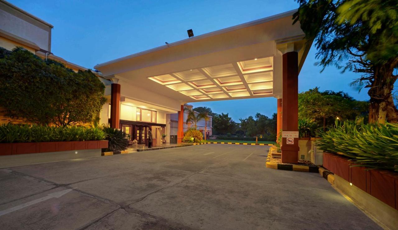 The Ummed Ahmedabad Airport Hotell Exteriör bild