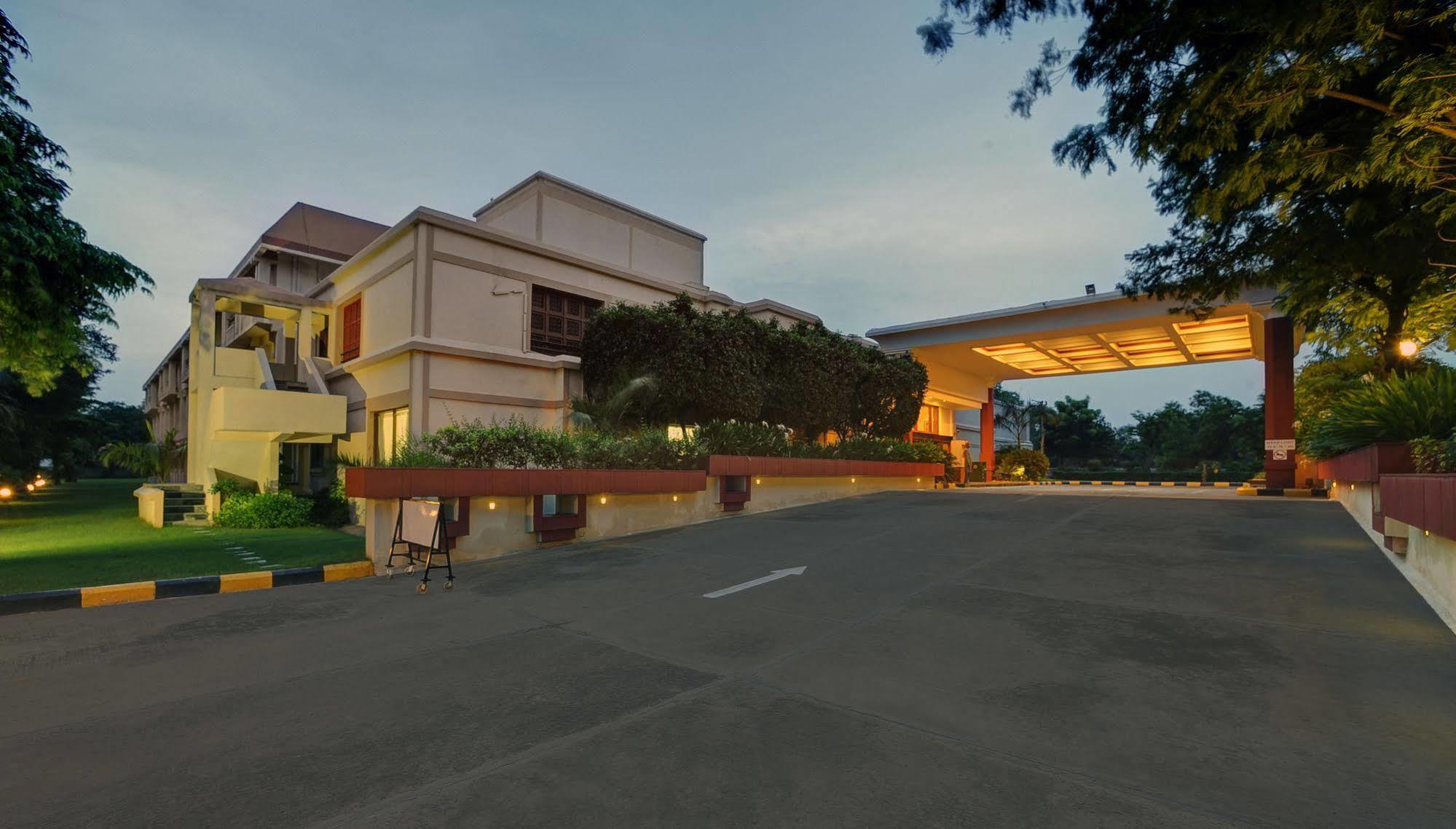 The Ummed Ahmedabad Airport Hotell Exteriör bild