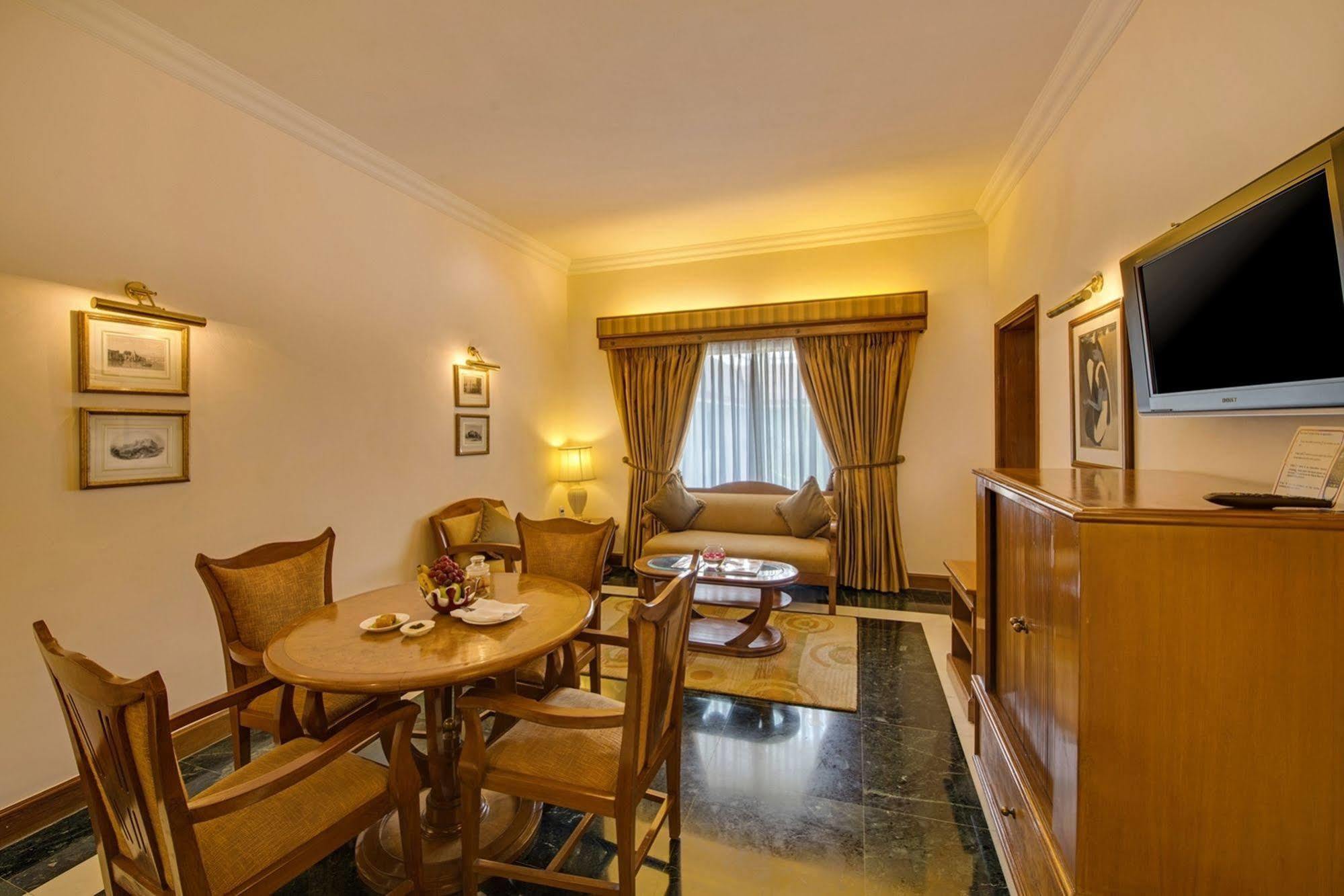 The Ummed Ahmedabad Airport Hotell Exteriör bild
