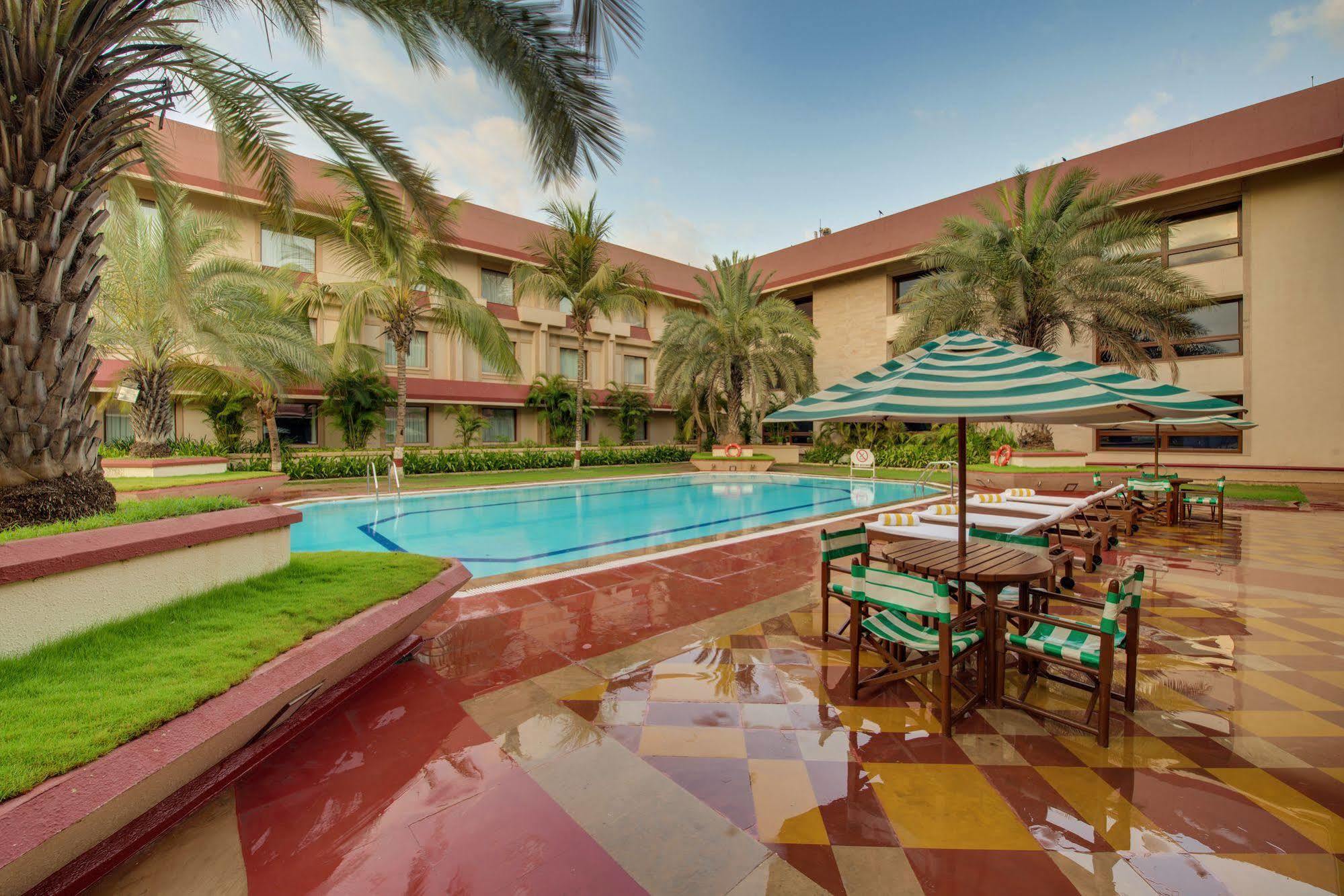 The Ummed Ahmedabad Airport Hotell Exteriör bild